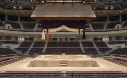 体育館に設けられた相撲の土俵と吊り屋根