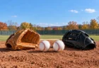 ブルペンのマウンドに置かれた硬式球と野球グラブ