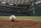 試合のないドーム球場のマウンドに置かれた硬式野球ボール