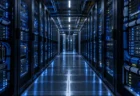 青いランプが並ぶ夜のデータセンターのサーバーラックの通路