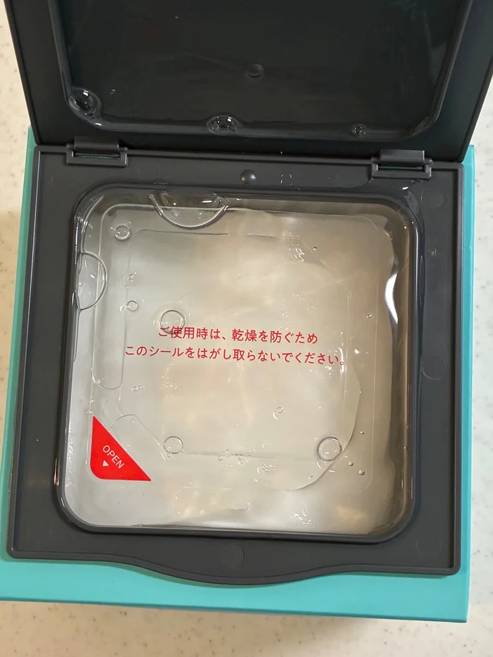 画像 ザ・ダーマ センシティブの容器のフタを開け、内側の透明シールが見える状態