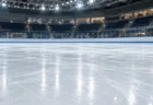 照明に照らされた無人の屋内スケートリンクの氷面