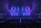 紫と青の照明に照らされた開演前のアリーナのステージと客席
