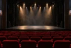開演前の劇場、照明に照らされた無人の舞台と客席
