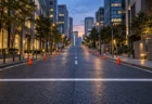 夕暮れの都心の坂道と、道路に引かれた白いライン