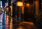 雨上がりの夜の繁華街の路地、閉じたバーの扉と暖色の看板灯、濡れた路面に映るネオンの光