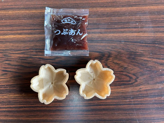 画像 袋から出したさくら形の最中の皮とつぶあんの小袋
