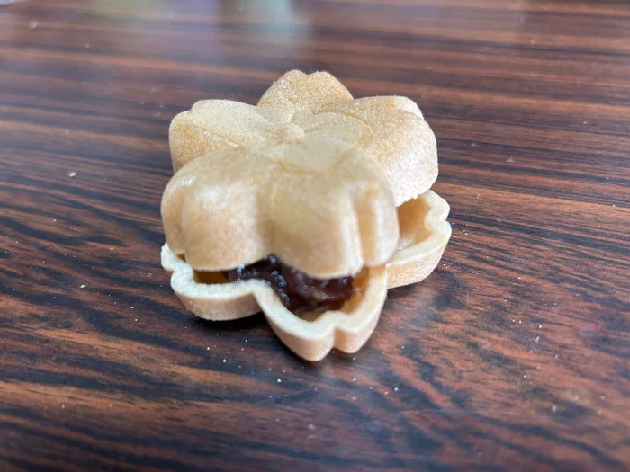 画像 皮でつぶあんをはさんだ、さくら手づくり最中の完成形