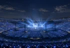 スタジアムを埋めた観客のペンライトの光と、夜空に照らされたステージの照明