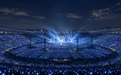スタジアムを埋めた観客のペンライトの光と、夜空に照らされたステージの照明