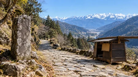 峠の石畳の街道と雪をかぶった山並み