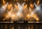 スポットライトが差し込む無人のライブステージ