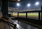 ナイター照明に照らされた野球場のベンチ