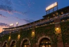 夕暮れの甲子園を思わせる球場の外野スタンドとツタの外壁