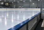 柔らかな照明が氷面に映る無人のアイスリンク