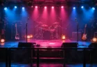 ライブハウスのステージに並ぶギターとベース、ピンクとブルーの照明