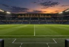 夕方の無人のサッカースタジアムとベンチ前のテクニカルエリア