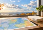 秋の朝の空と天気図の資料が置かれた勉強机のイメージ