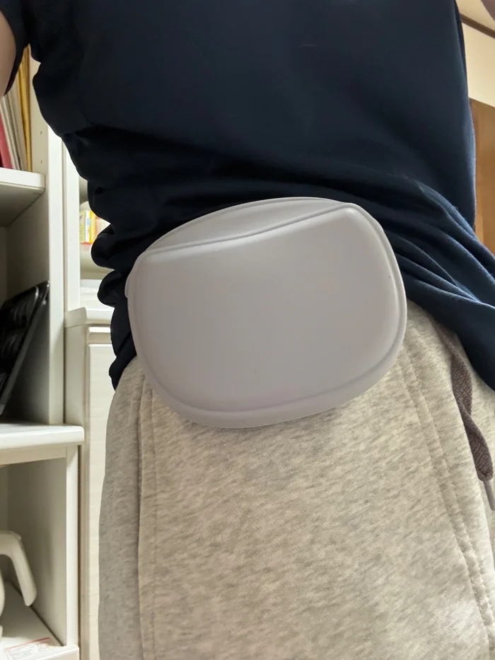 画像 スウェットパンツの腰の横にクリップで留めたおやつポーチ