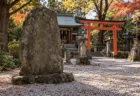 神社の境内に立つ大きな石碑と玉砂利