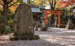 神社の境内に立つ大きな石碑と玉砂利