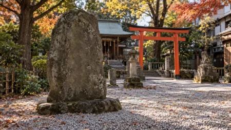 神社の境内に立つ大きな石碑と玉砂利