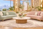 テレビ番組のトークセットを思わせる、花が飾られたソファと低いテーブル