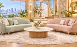 テレビ番組のトークセットを思わせる、花が飾られたソファと低いテーブル