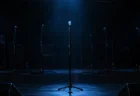 照明の落ちたライブステージに置かれたスタンドマイク
