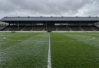雨上がりのサッカースタジアムのセンターサークル