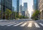 朝の東京のオフィス街と無人の横断歩道