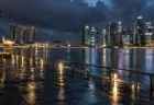 夜のシンガポールの水辺と高層ビルの夜景