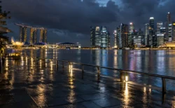 夜のシンガポールの水辺と高層ビルの夜景