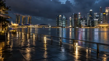 夜のシンガポールの水辺と高層ビルの夜景