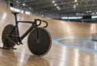 屋内自転車競技場の傾斜したバンクとトラック用自転車