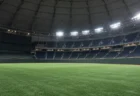 照明に照らされたドーム球場の外野スタンドとグラウンド