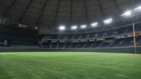 照明に照らされたドーム球場の外野スタンドとグラウンド
