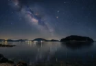 夜の瀬戸内の島の海辺と満天の星空