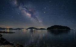 夜の瀬戸内の島の海辺と満天の星空