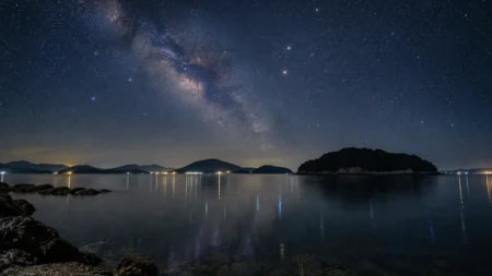 夜の瀬戸内の島の海辺と満天の星空