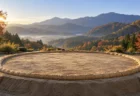秋の山並みを背にした屋外の仮設土俵